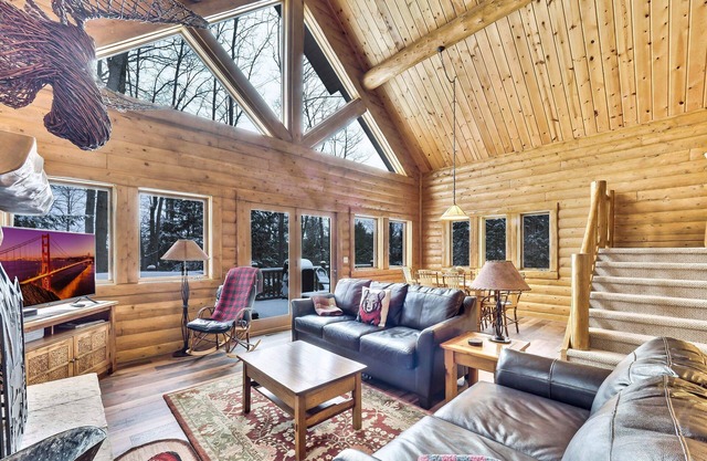 Perfect 2-Bedroom Plus Loft Mountain Cabin at Boyne Mountain