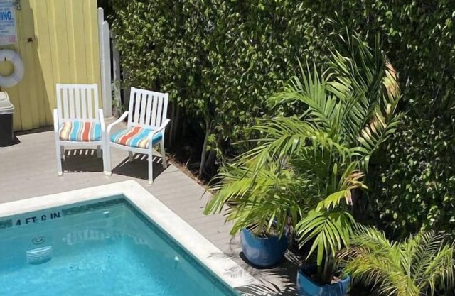 Perfect Beach Getaway! 3 Relaxing Units, 3 Pools, Onsite Bar, Near Duval Street!