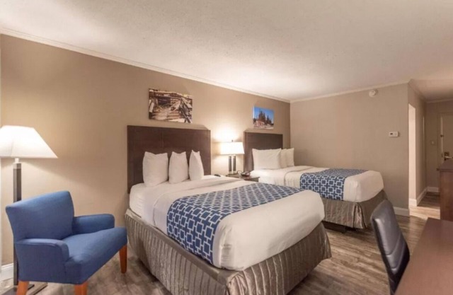 Perfect Escape! Swimming Pool, Nightclub, Near Allentown Art Museum!