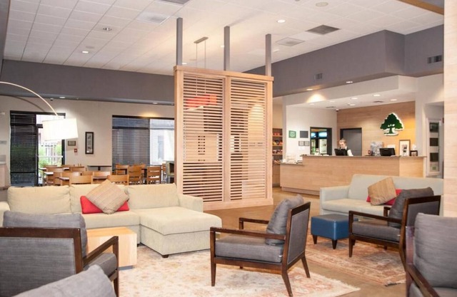 Perfect for Business Travel! Queen Unit, Business Center, Meeting Space!