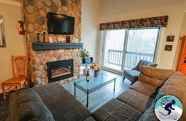 Perfect four bedroom condo with shuttle to the mountain, ski Back Whiffletree D8