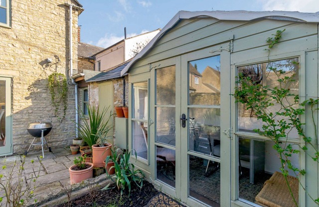 Pet friendly 3 bedroom Cotswold holiday cottage in Lechlade - Railway Cottage