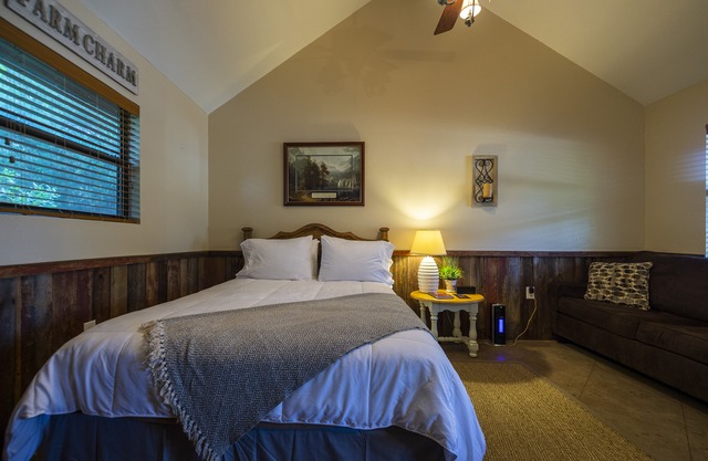 Pet Friendly Cabin 4 - 15 Minutes from Magnolia and Baylor