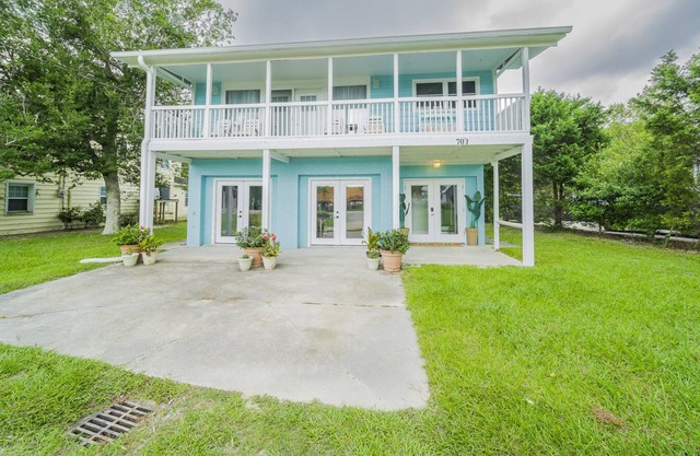 Pet-friendly* Walk Everywhere* Southport* Gameroom* Sleeps 10