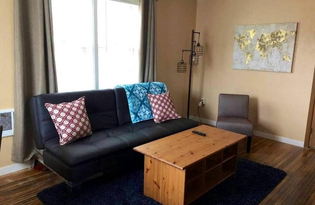 Pleasant Finch Arboretum One Bedroom