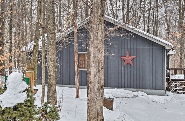 Pocono Lake Cabin w/ Private Hot Tub & Pool Access