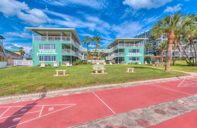🌴Poolside Studio @ Tropic Terrace | Ground Floor Steps to Beach King Bed ➠ TT10