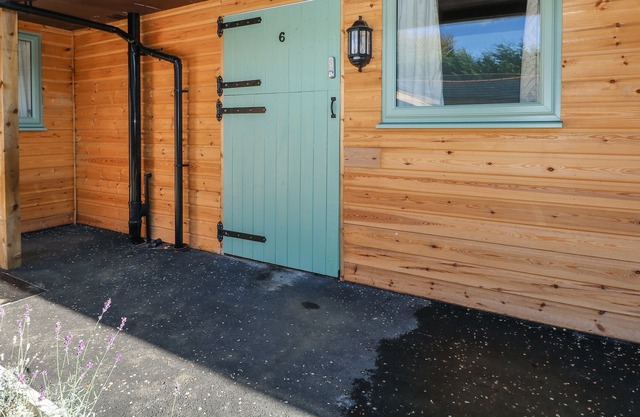 PORRICK - NO. 2, pet friendly, with a garden in Goring-On-Thames