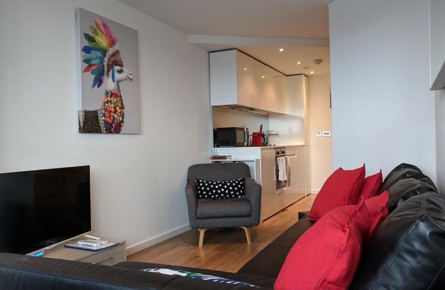 Prime Leeds Apartment With Balcony