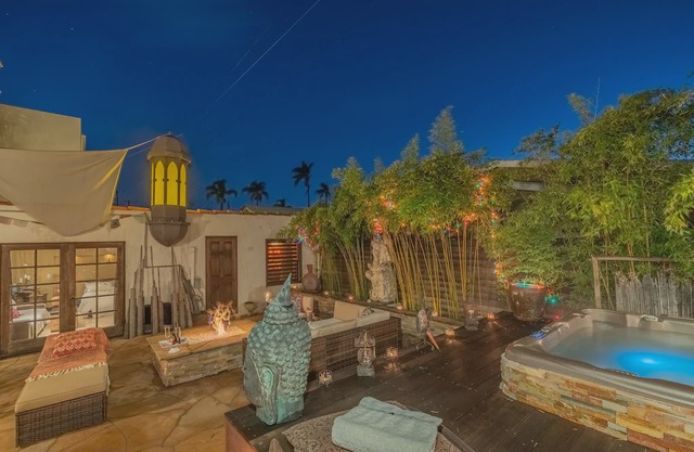 Private oasis w/ jacuzzi 10mn away from the beach and downtown