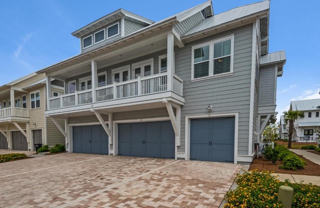 Prominence: 24 York Ln C