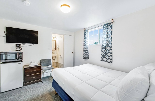Quaint room with a kitchenette, fast WiFi, TV - less than a mile from the beach