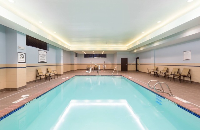 Queen Studio Near Downtown | Breakfast + Pool Access!