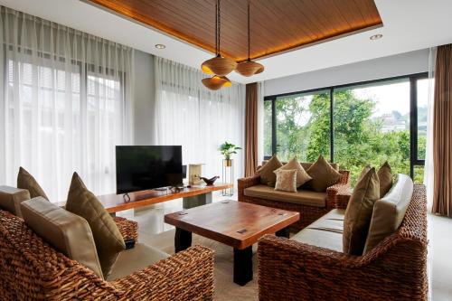 Radiance Hill View Villa 10 bedrooms with a private heated pool and billard