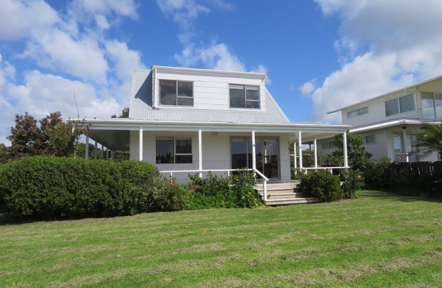 Raines Retreat Taipa Beach Bach 