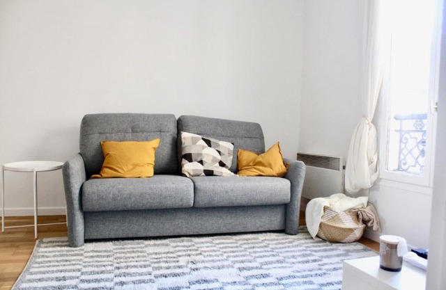 Refined, minimalist design apt near SACRE COEUR