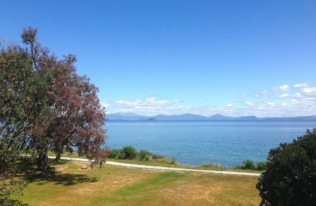 Relax Lakeside Bay Holiday 