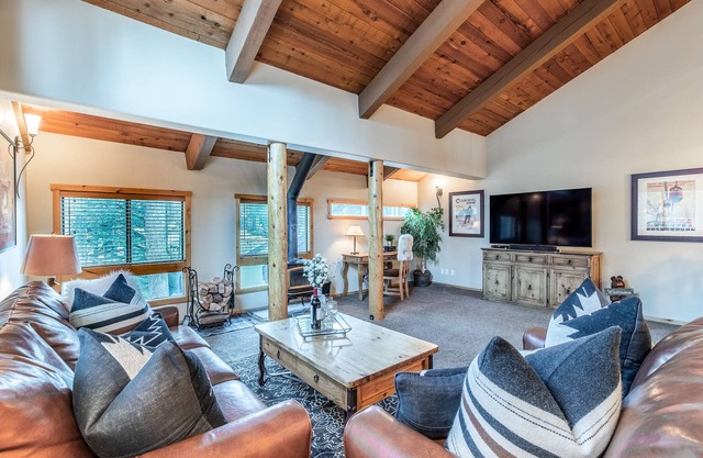 Remodeled Cabin, Private Gas Grill. Near The Village & Trails, Complex Pool