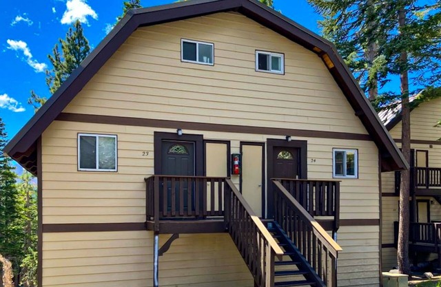 Remodeled condo with balcony & fireplace - walk to Village gondola