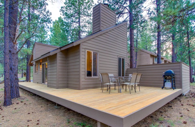 Renovated cabin with private hot tub, entertainment & SHARC access