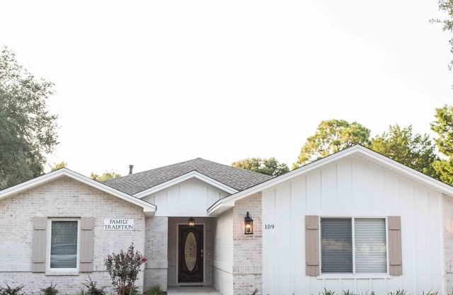 Renovated Destin Retreat. Close to Area Attractions, Dining, and More!