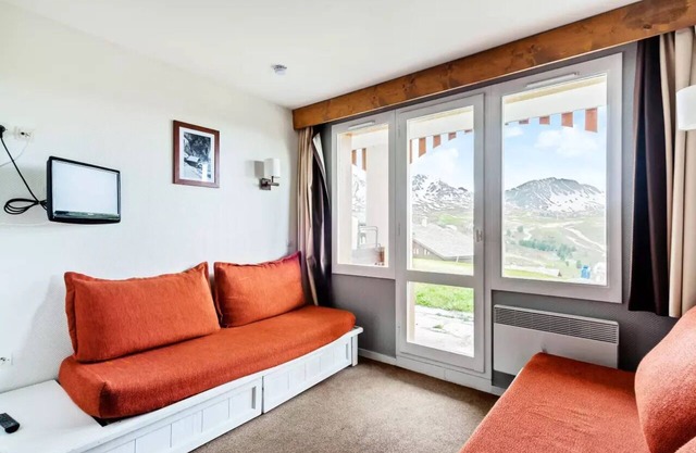 Les Constellations Maeva Individuals People 