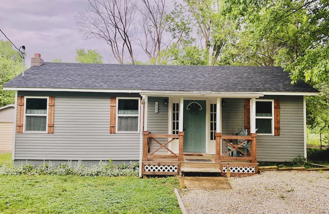 River Time cottage near Current river Van Buren MO family & pet friendly Wifi