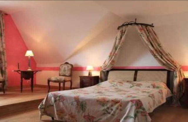 ROOMS, Bordeaux region, wine route, baths, cures.
