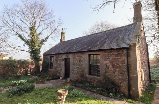 ROSE COTTAGE, pet friendly, with pool in Wooler