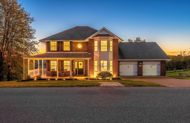 ROSELAWN RETREAT: Firepit, Gameroom, Views! Huge Gorgeous home 5 mins to the Ark