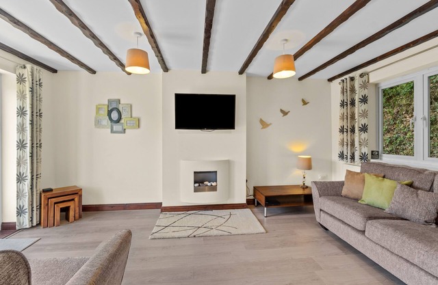 Rosewood Cottage is set within the well-manicured private grounds at Crylla Valley Cottages which in