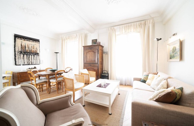 Rossini 1 - a spacious one bedroom apartment in central Nice