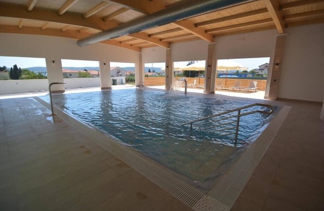 Rubinić A5, 200m to the beach, indoor heated pool, 4 people, free WiFi, parking