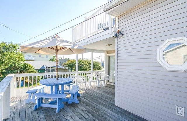 S09N4: Stroll to the beach from this OCEAN BLOCK 4BR in South Bethany!