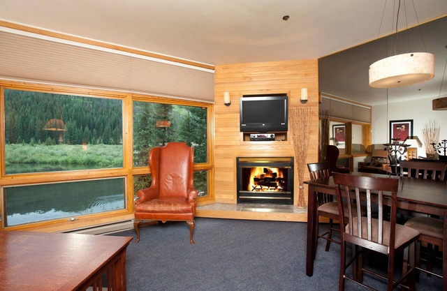 Scenic 1 Bedroom Condo for 4