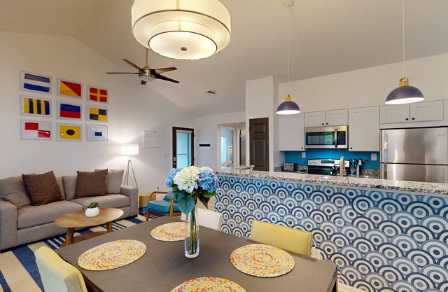 Sea Colony townhome with large deck, fast WiFi & central AC - fully renovated