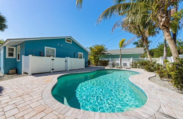 Sea Spray 5: *Heated Pool *Steps to beach *Close to shops and dining