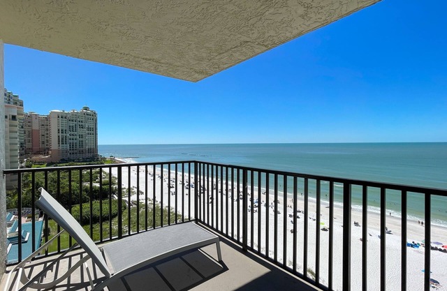 Sea Winds 1001: Amazing View! Beach Front Condo