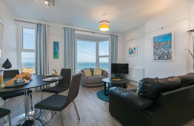 SeaCrest 2 - Contemporary Apartment With Views over Porthmeor Beach – Sleeps 4 – Parking for One Car