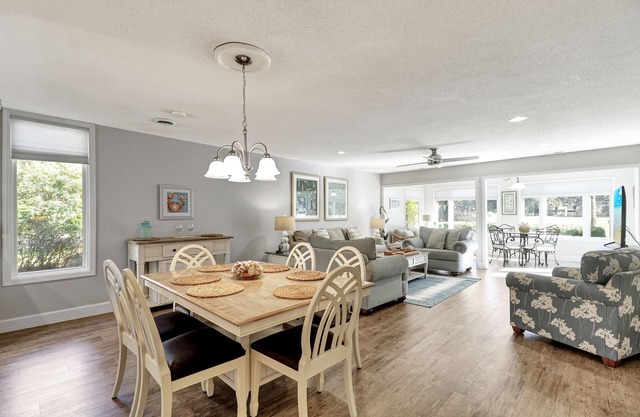 SeaPines, Stunning Remodel, Golf view, Walk to the Beach Club, 2 Free Bikes