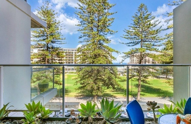 Seaside Apartment With Lap Pool, Sauna and Gym