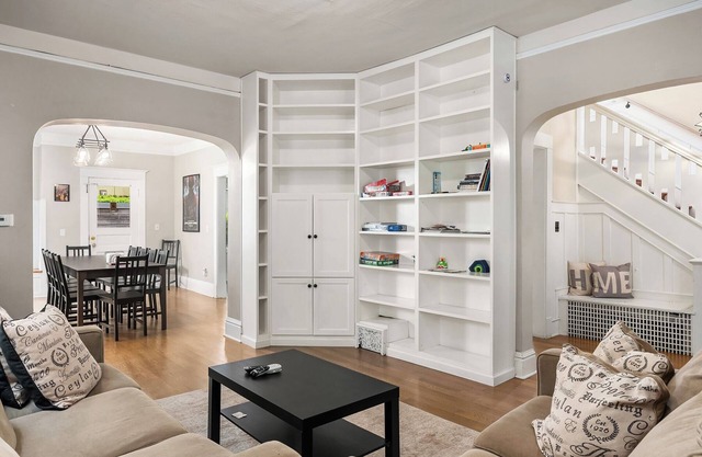 Seattle Vacation Home: New Queen Anne - Great Location | Spacious Master Suite! | 5 Star Hospitality