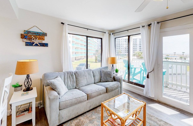 Second-floor condo with pool, hot tub, ocean view, fast WiFi & central AC