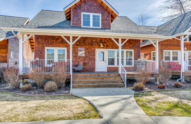 Serenity - 2 Bedroom and Loft 2 Bath Parkside Bungalow