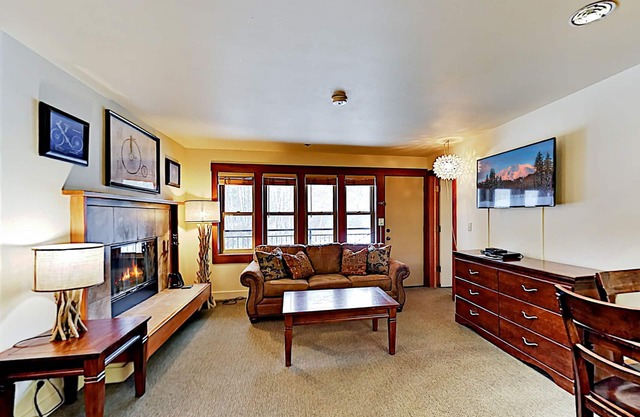 Seventh Mountain Resort | Pools, Hot Tubs & Gym | Mt. Bachelor Ski Shuttle