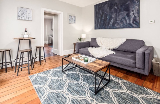 Short North- 53 1/2 -- LOVELY SHORT NORTH 2BR APARTMENT l FREE P