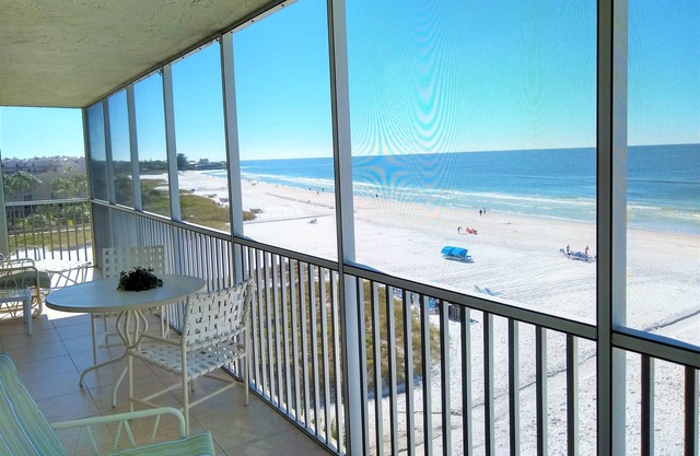 Siesta Key 5th Floor Center Front Condo on Crescent Beach 180' Panoramic Views