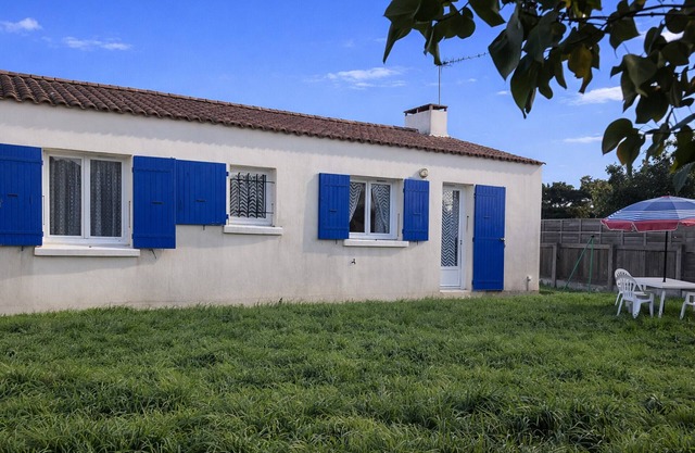 Single-story house with garden, pets on request, near the beach