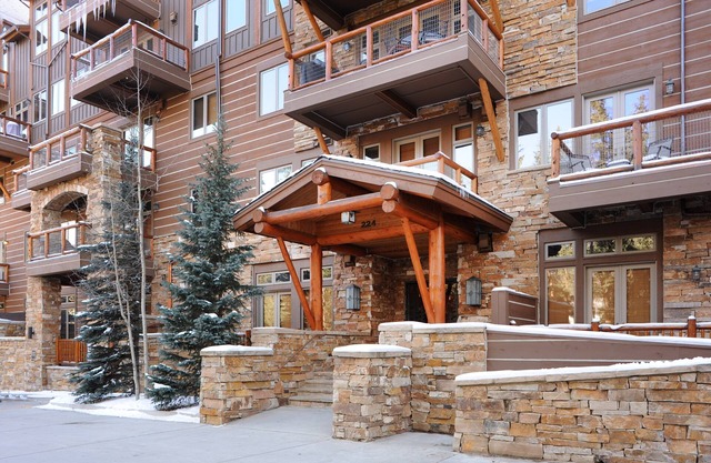 Ski-In Condo with Access to Sauna, Pool + Hot Tub