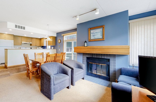 Ski-in/Ski-out Blue Mountain getaway with fireplace & small deck